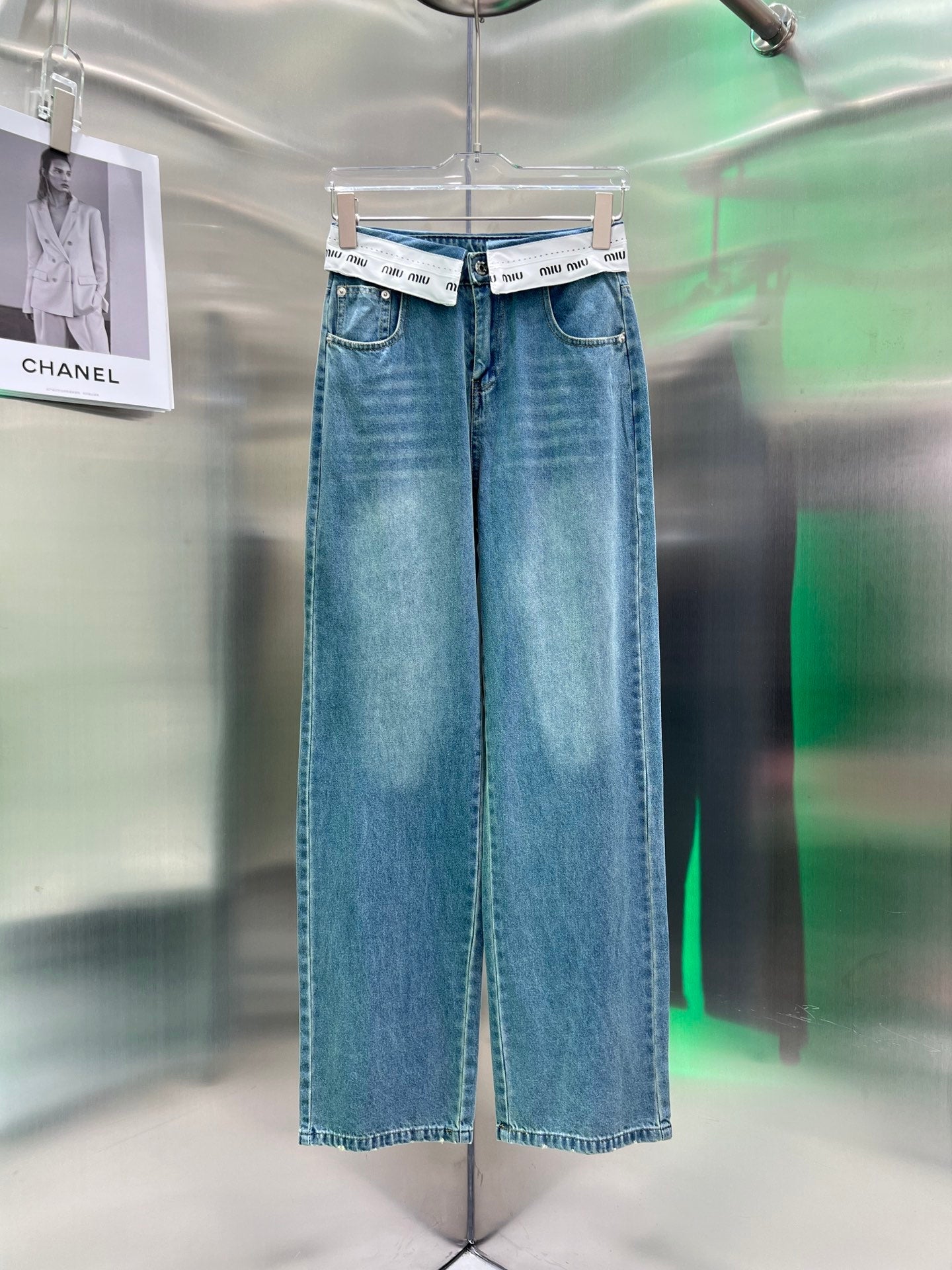 Jeans mit Logo am Bund