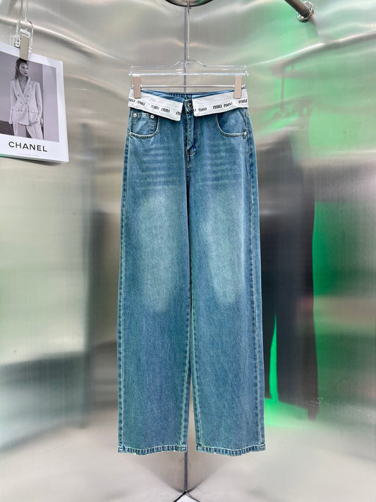 Jeans mit Logo am Bund