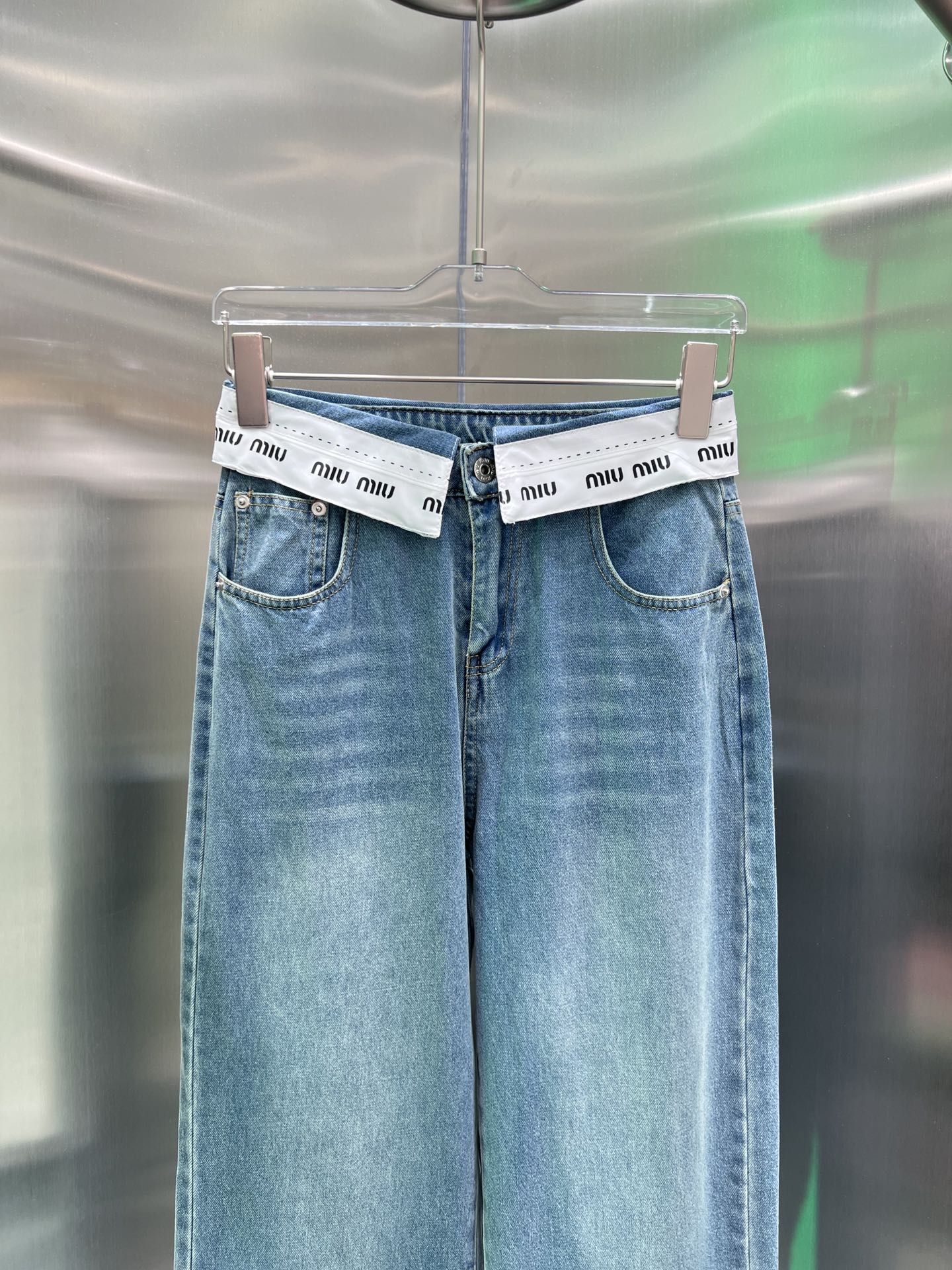 Jeans mit Logo am Bund