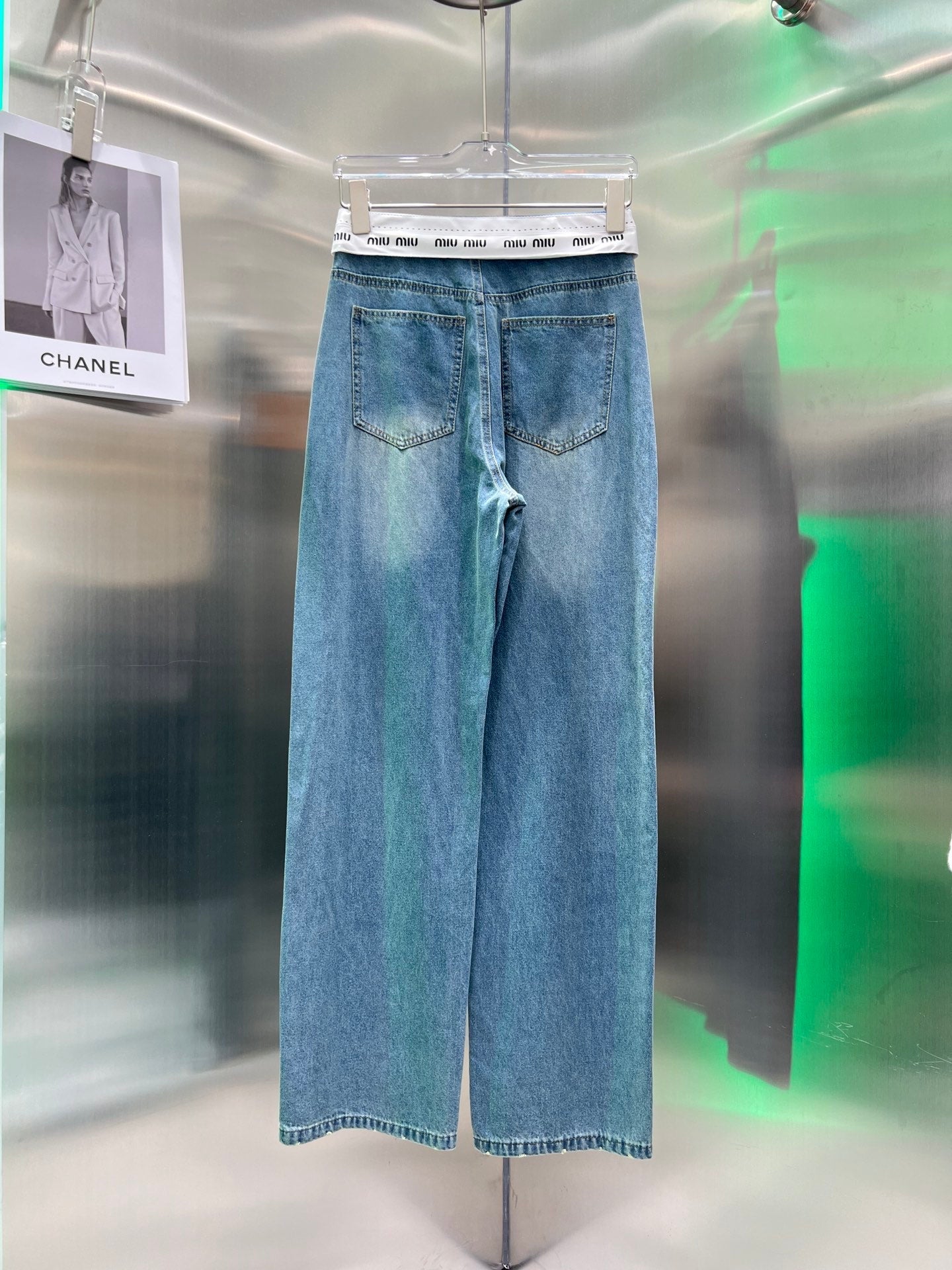 Jeans mit Logo am Bund