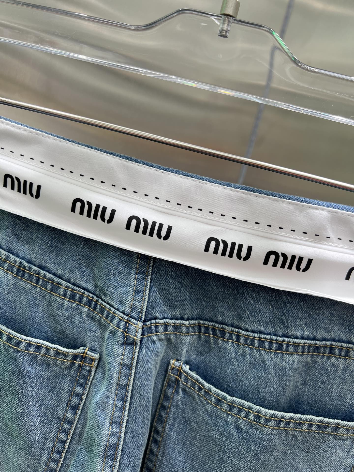 Jeans mit Logo am Bund