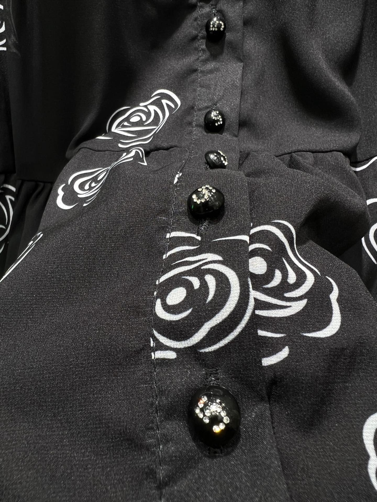 Rock mit Rosenmuster