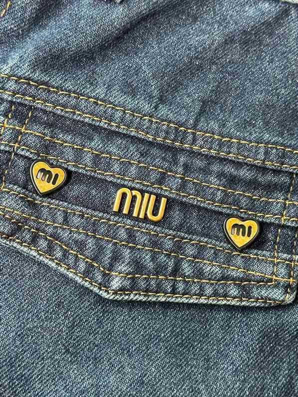 Neue Jeans mit Metalldekoration für Frühling und Sommer