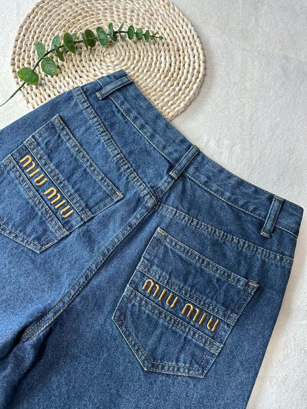 Neue Jeans mit Metalldekoration für Frühling und Sommer