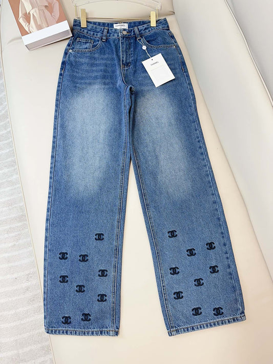 Wide-Leg-Jeans mit dichter Logo-Stickerei am Saum