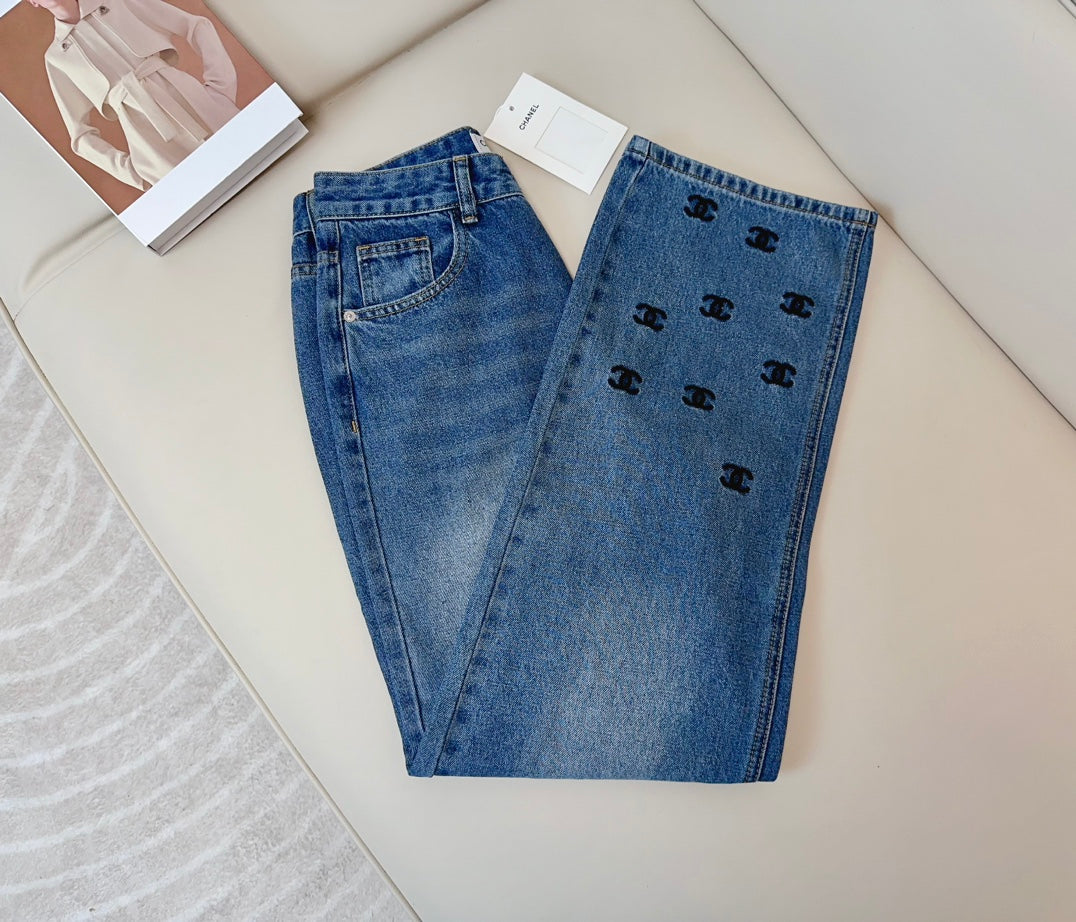 Wide-Leg-Jeans mit dichter Logo-Stickerei am Saum