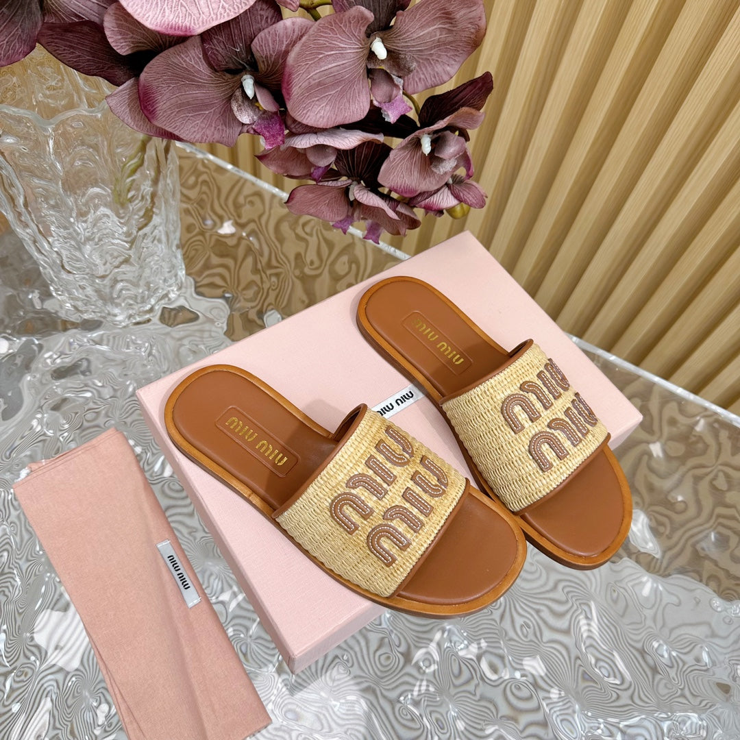 Hausschuhe mit gestrickter Oberfläche