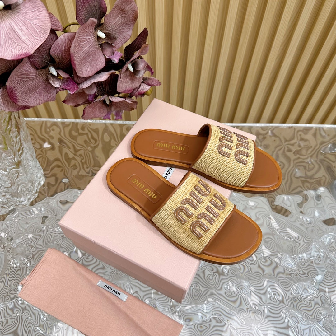 Hausschuhe mit gestrickter Oberfläche