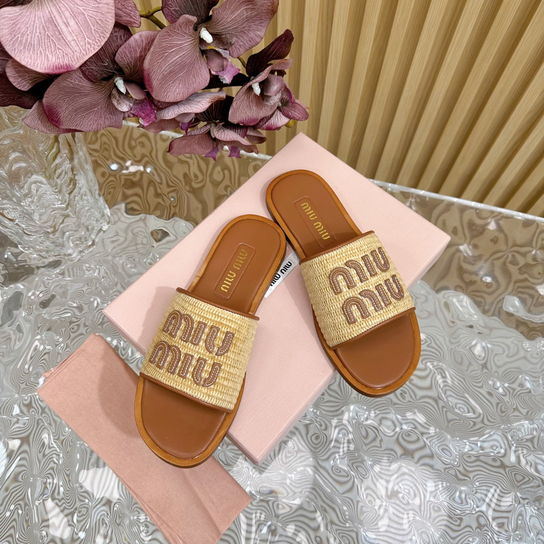 Hausschuhe mit gestrickter Oberfläche