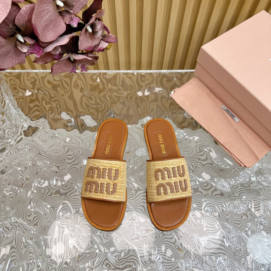 Hausschuhe mit gestrickter Oberfläche