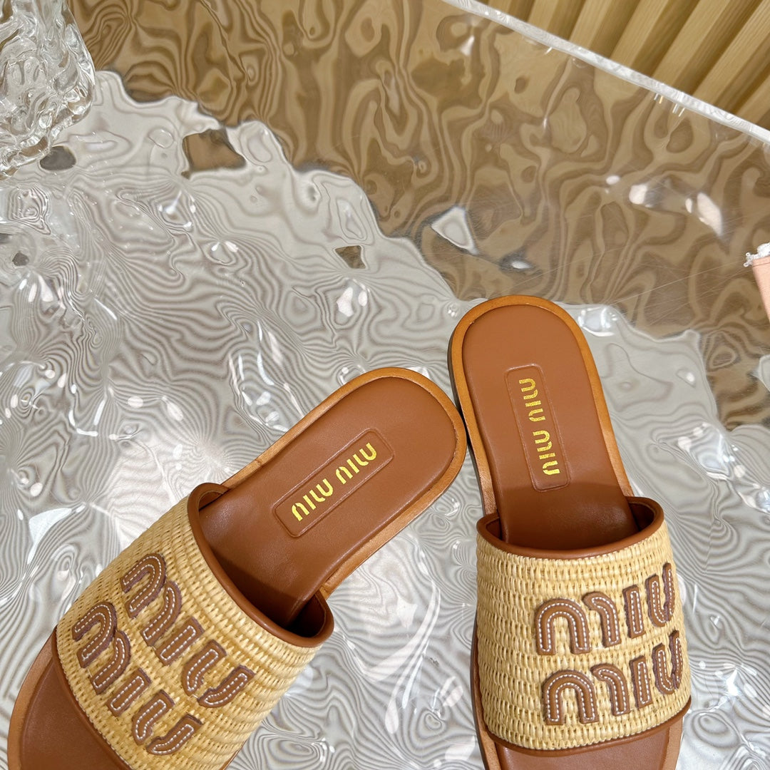 Hausschuhe mit gestrickter Oberfläche