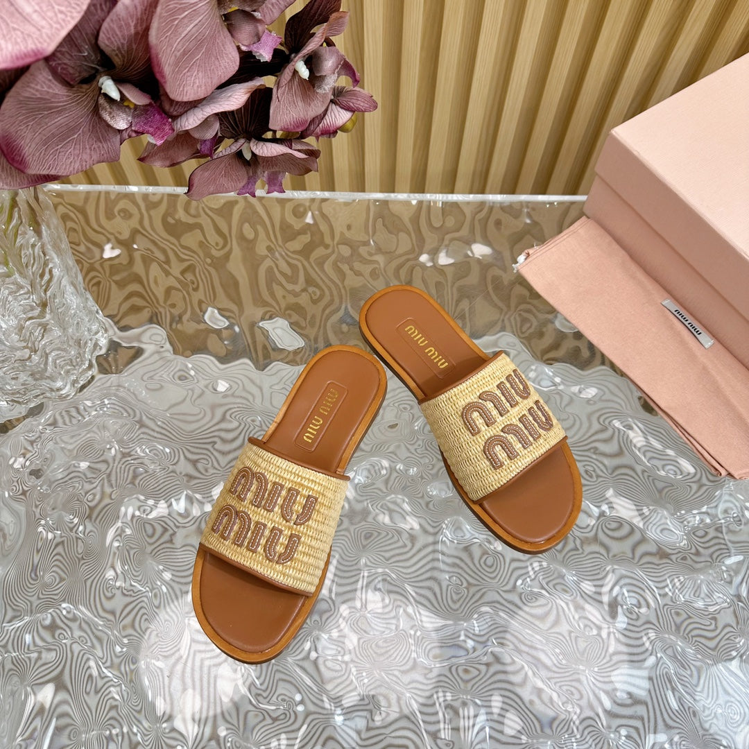 Hausschuhe mit gestrickter Oberfläche