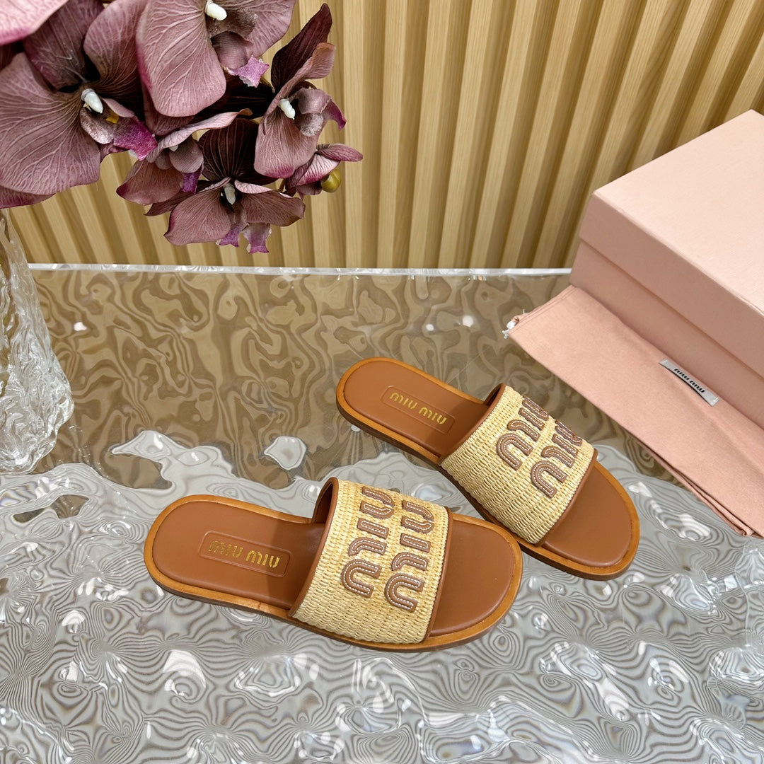 Hausschuhe mit gestrickter Oberfläche