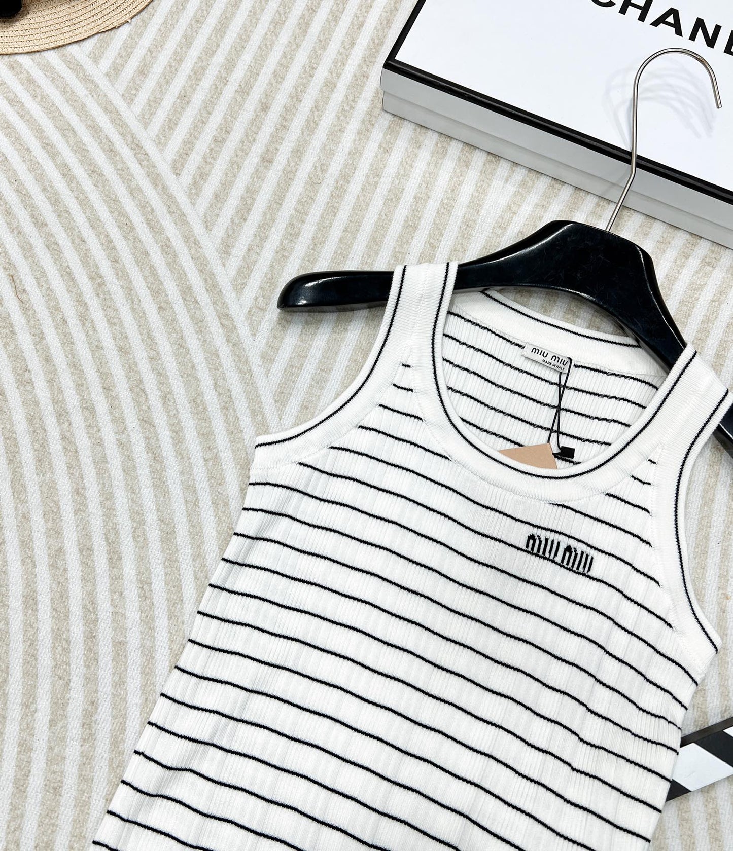 Jacquard-Strickweste mit gestreiften Buchstaben