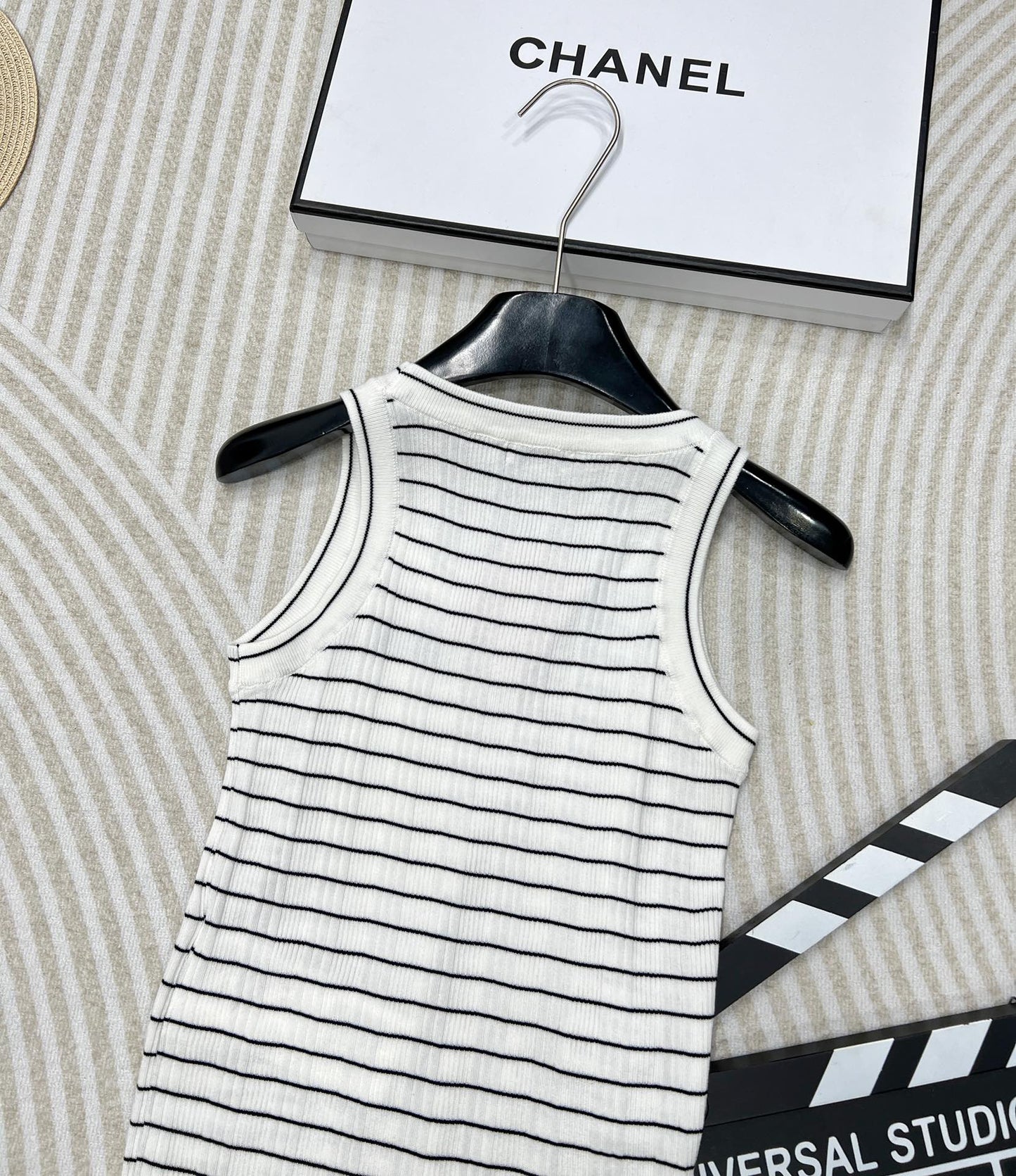 Jacquard-Strickweste mit gestreiften Buchstaben