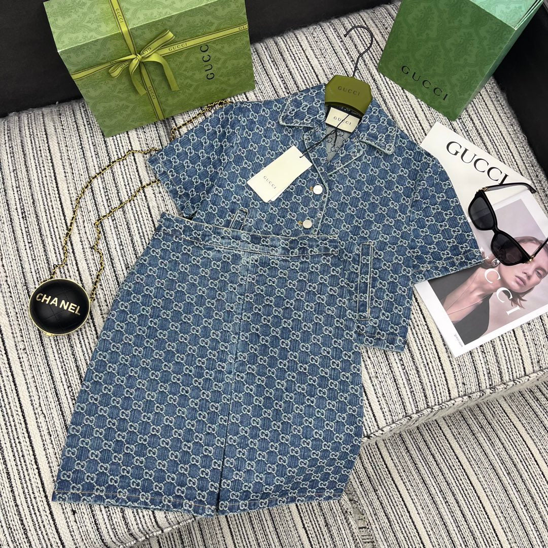 Set aus kurzärmligem Jeansoberteil mit Jacquard-Revers und geschlitztem Jeansrock