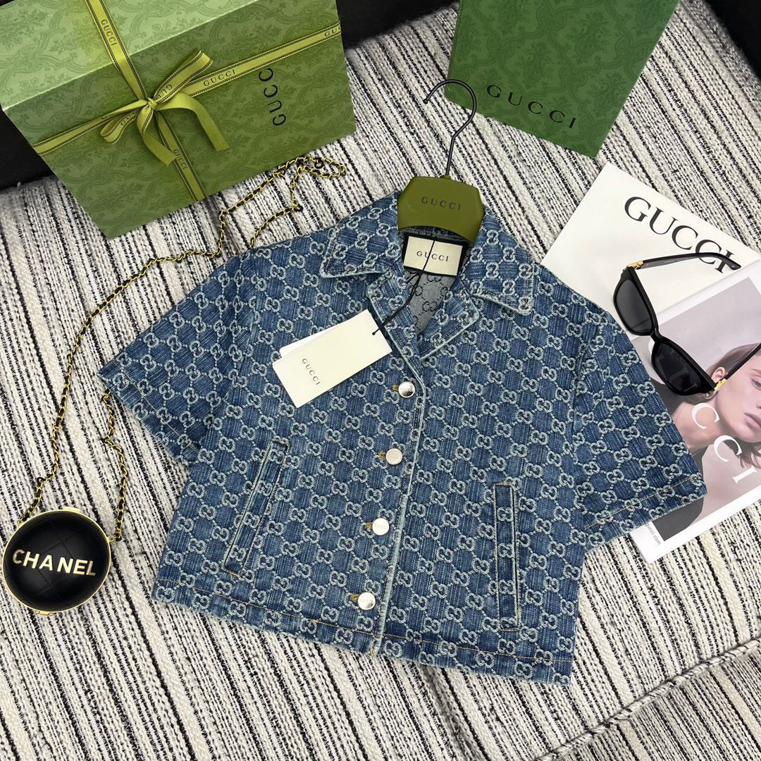 Set aus kurzärmligem Jeansoberteil mit Jacquard-Revers und geschlitztem Jeansrock