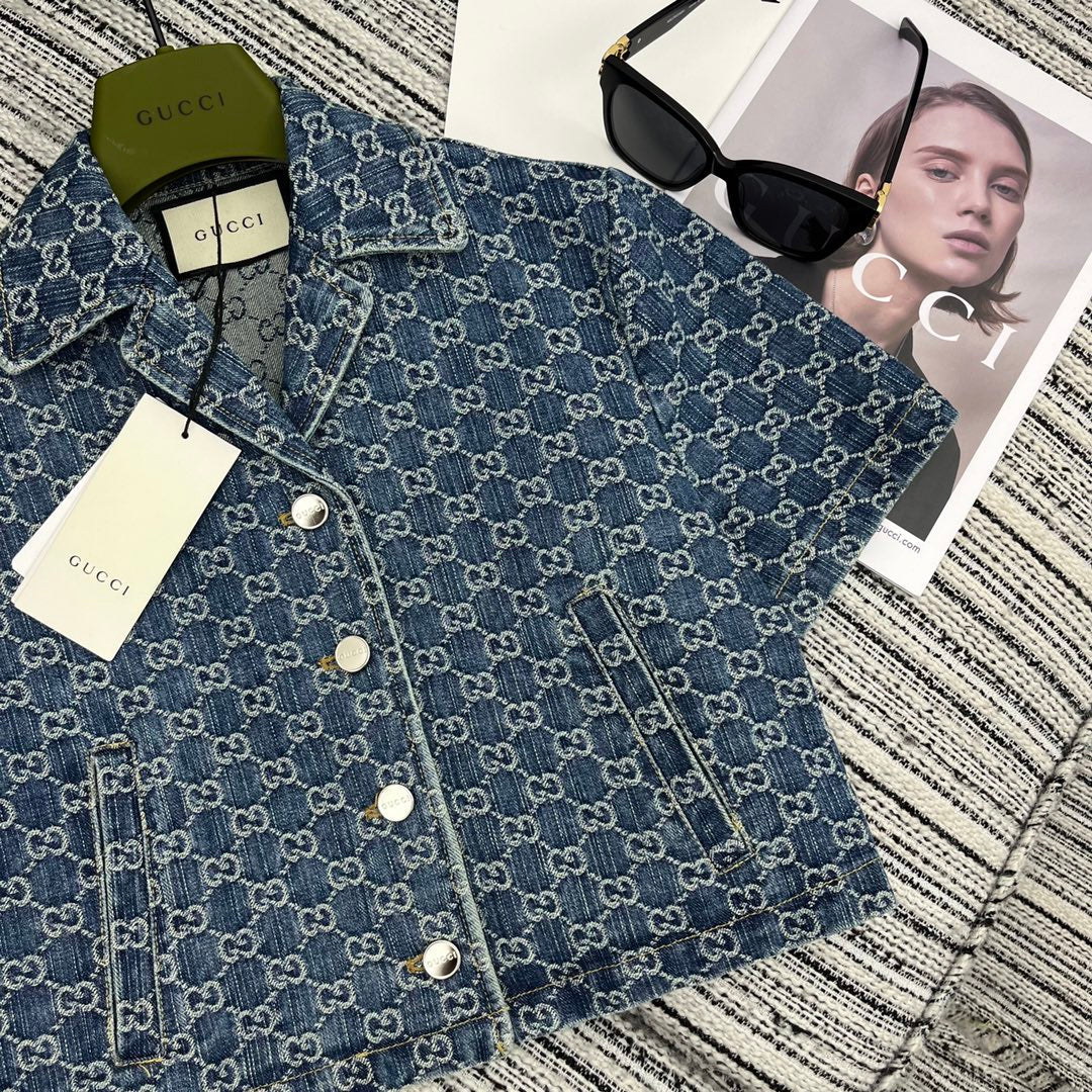 Set aus kurzärmligem Jeansoberteil mit Jacquard-Revers und geschlitztem Jeansrock