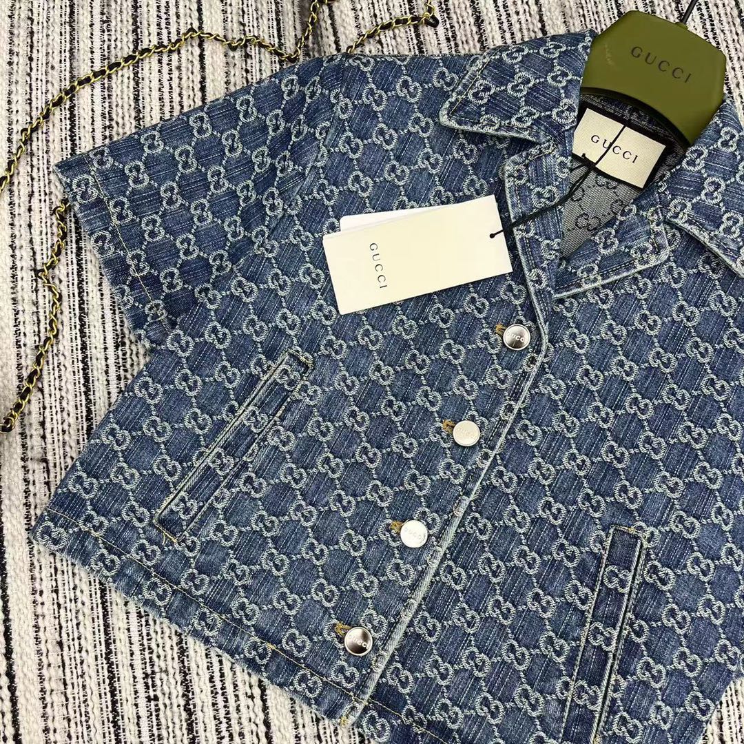 Set aus kurzärmligem Jeansoberteil mit Jacquard-Revers und geschlitztem Jeansrock