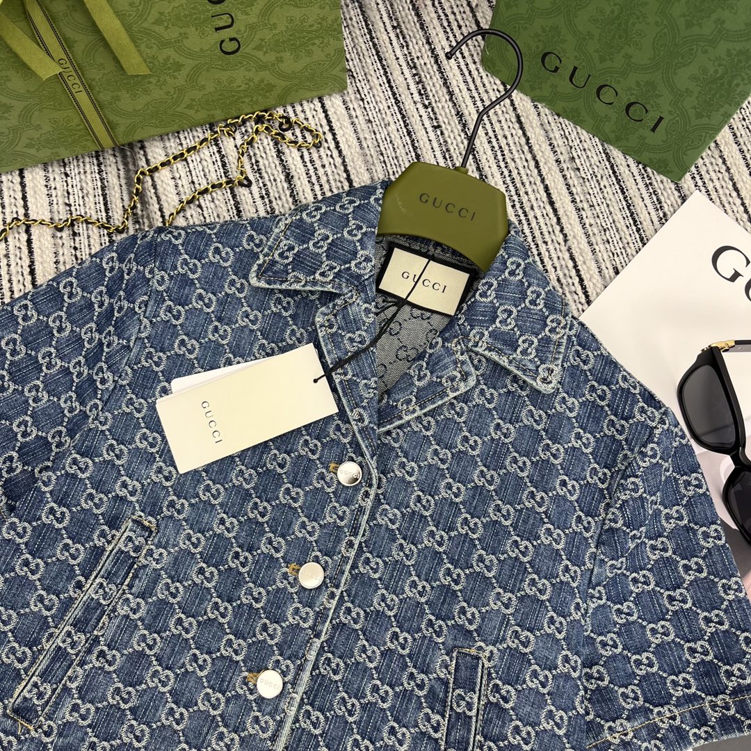 Set aus kurzärmligem Jeansoberteil mit Jacquard-Revers und geschlitztem Jeansrock