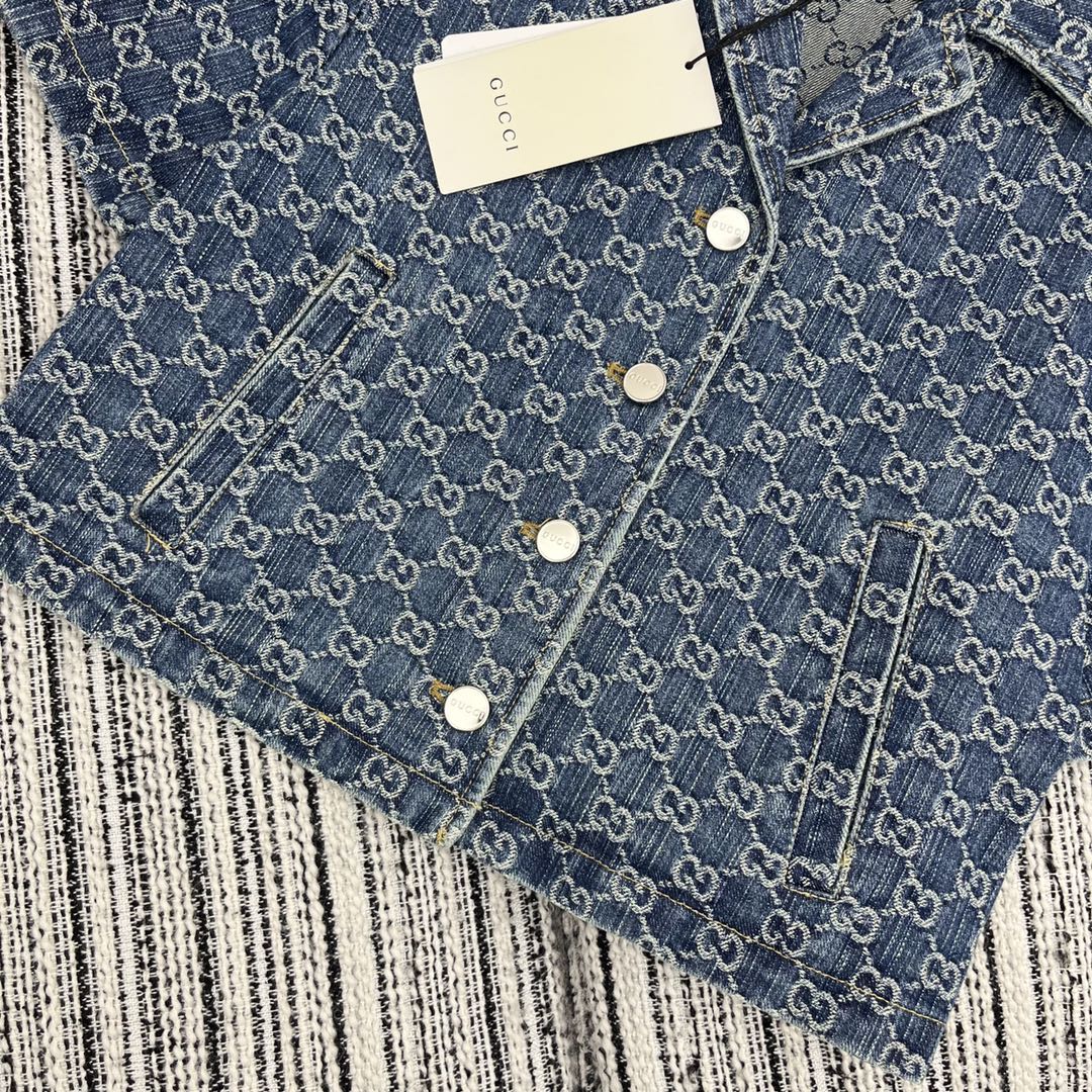 Set aus kurzärmligem Jeansoberteil mit Jacquard-Revers und geschlitztem Jeansrock