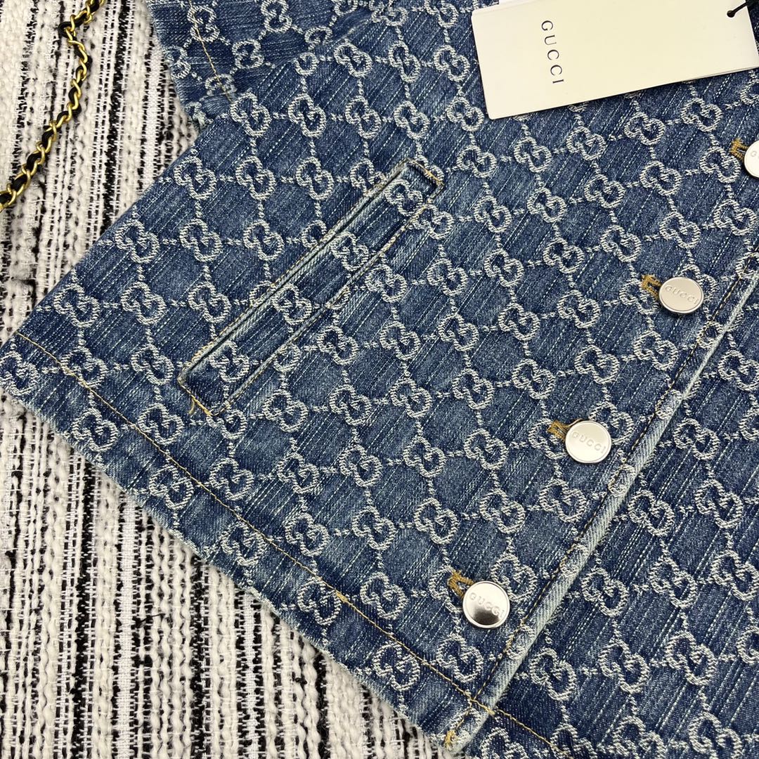 Set aus kurzärmligem Jeansoberteil mit Jacquard-Revers und geschlitztem Jeansrock