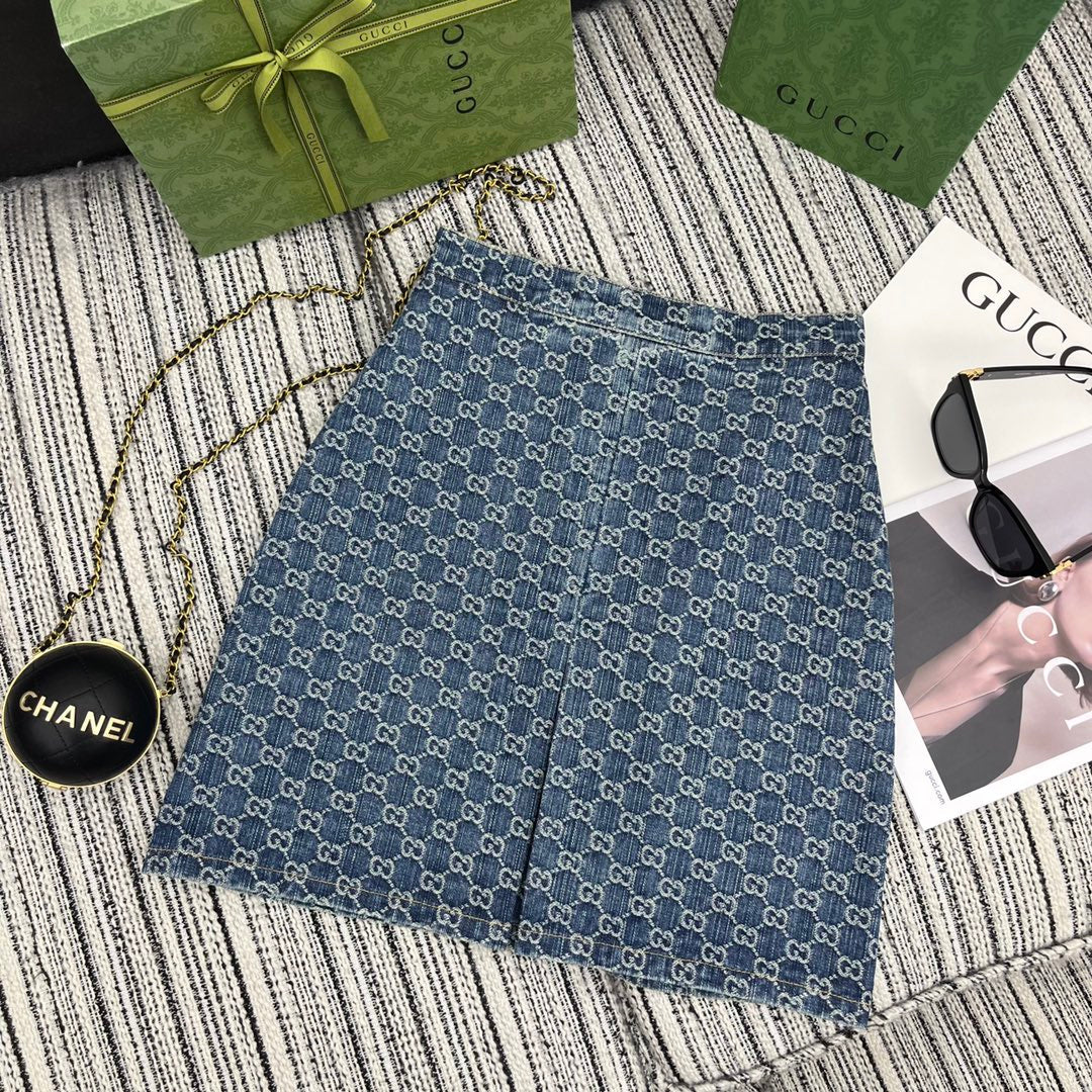 Set aus kurzärmligem Jeansoberteil mit Jacquard-Revers und geschlitztem Jeansrock