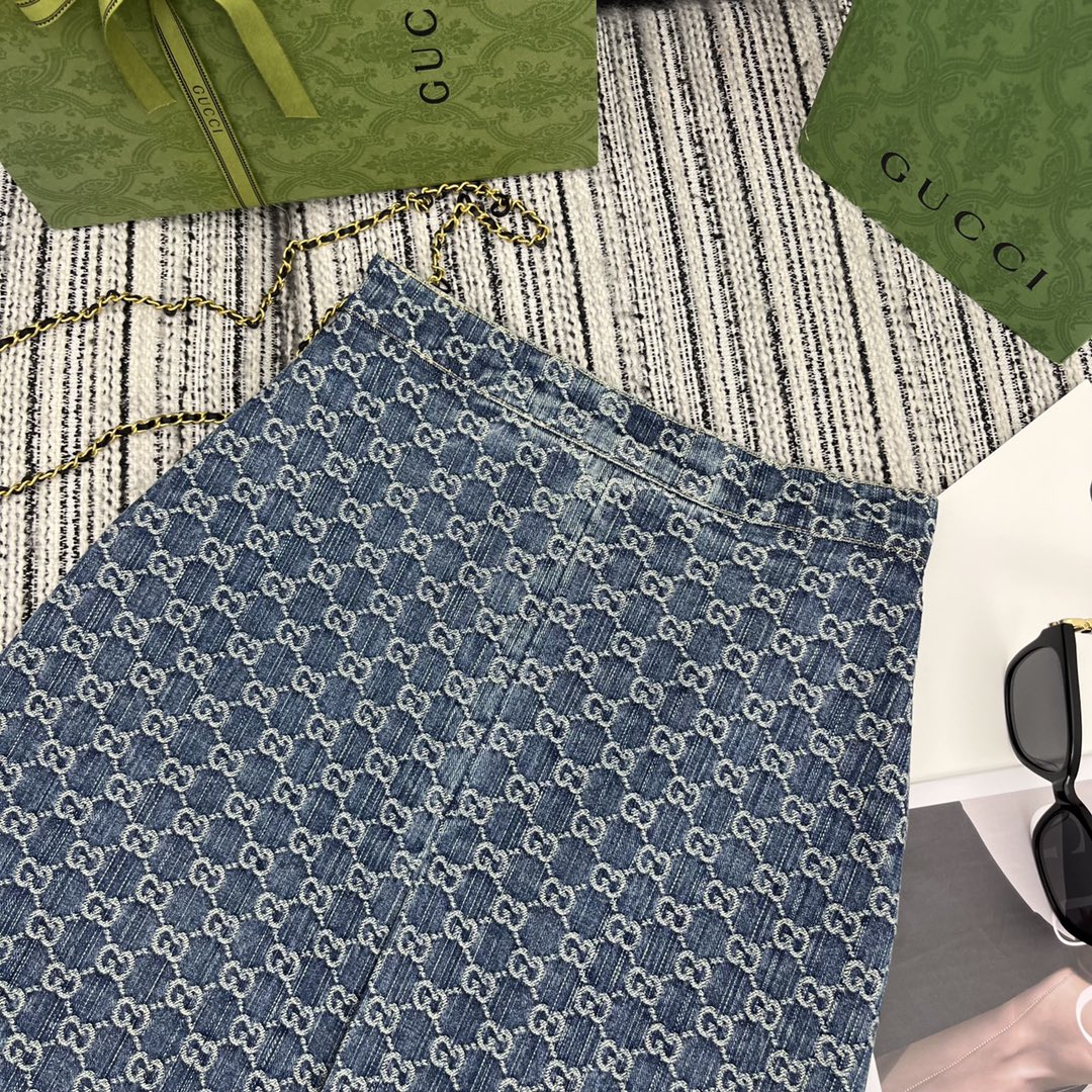 Set aus kurzärmligem Jeansoberteil mit Jacquard-Revers und geschlitztem Jeansrock