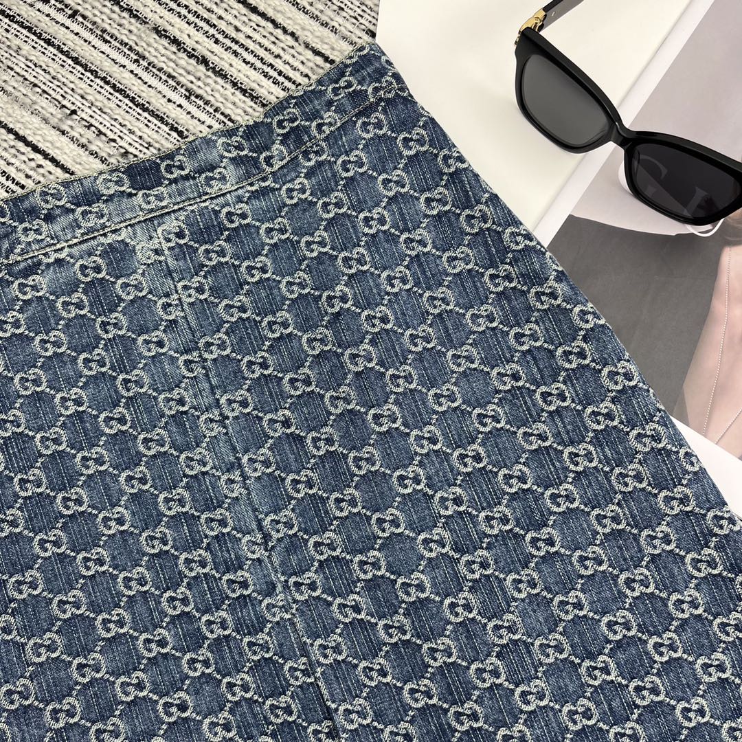 Set aus kurzärmligem Jeansoberteil mit Jacquard-Revers und geschlitztem Jeansrock