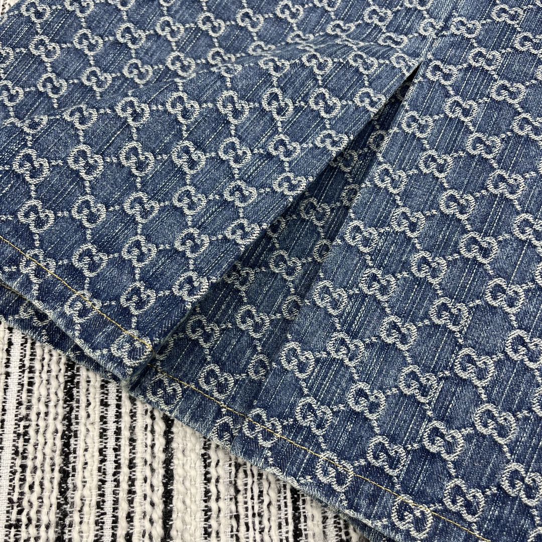 Set aus kurzärmligem Jeansoberteil mit Jacquard-Revers und geschlitztem Jeansrock