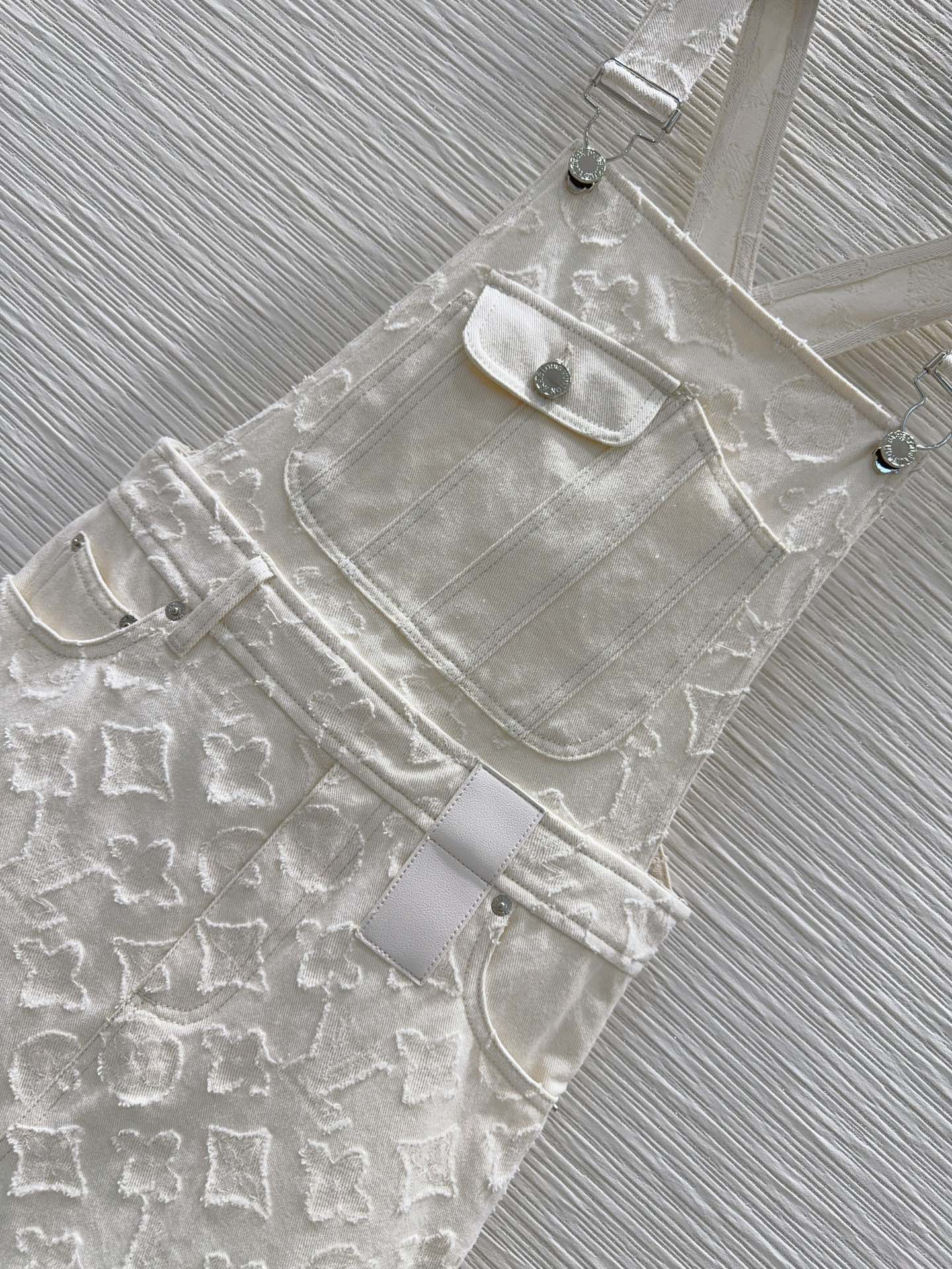 Weißer Strapsrock mit ungesäumten Kanten