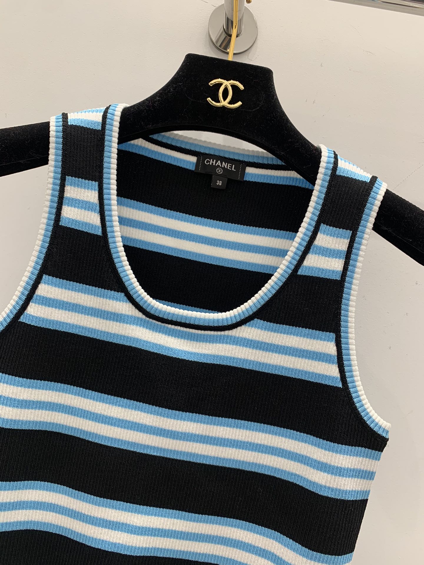 Neue Strickweste mit U-Ausschnitt