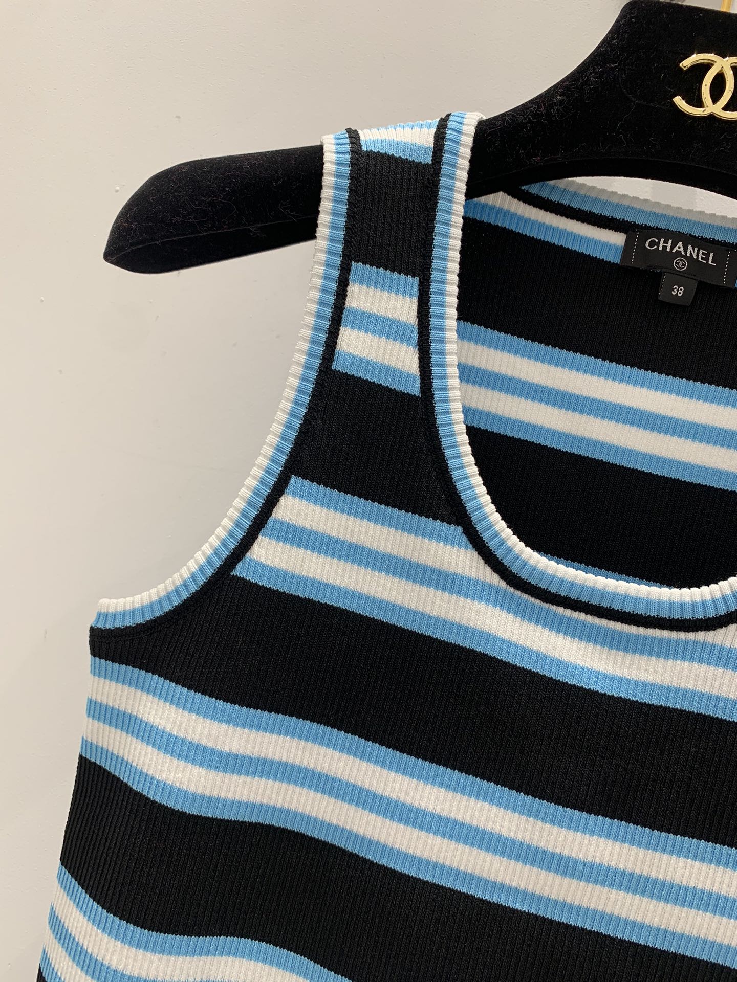 Neue Strickweste mit U-Ausschnitt