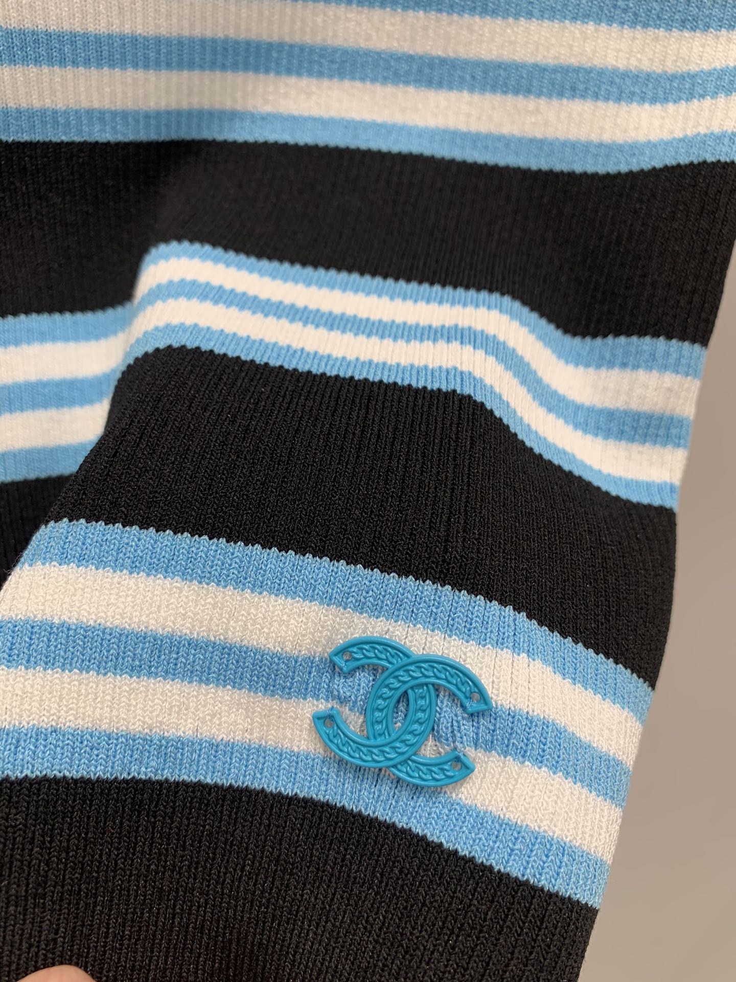 Neue Strickweste mit U-Ausschnitt