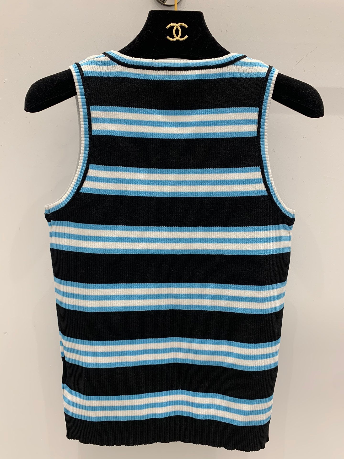 Neue Strickweste mit U-Ausschnitt