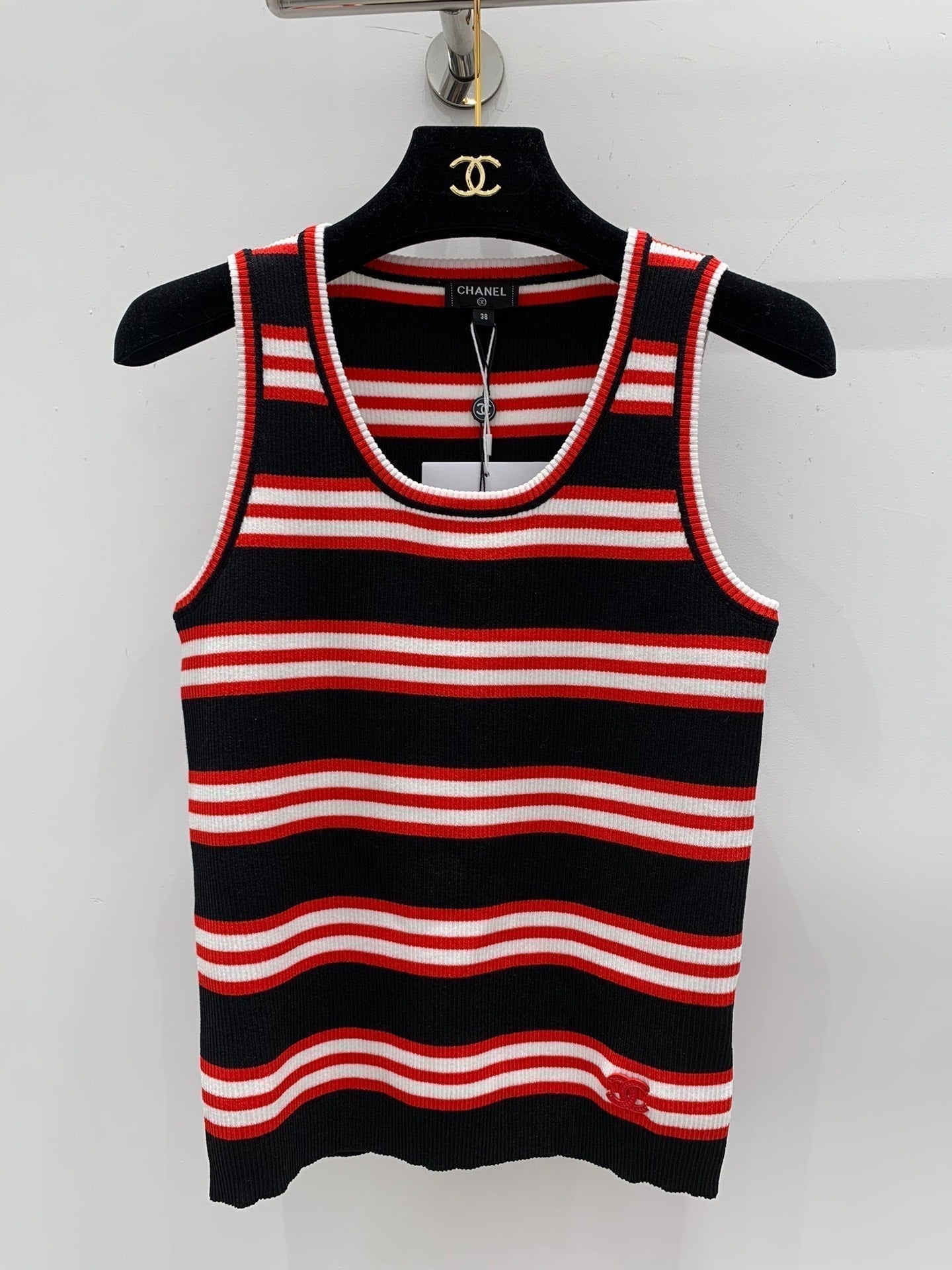 Neue Strickweste mit U-Ausschnitt