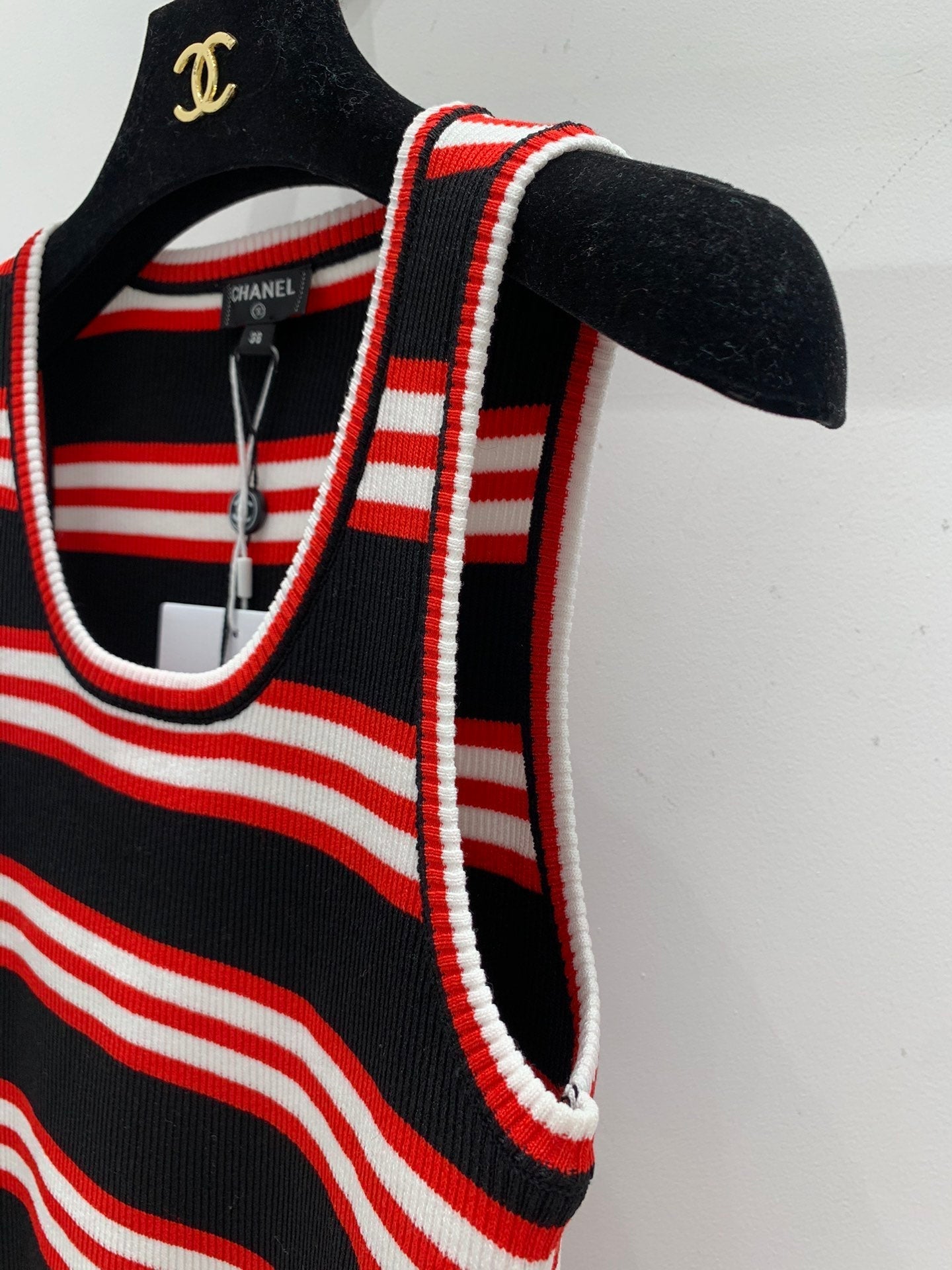 Neue Strickweste mit U-Ausschnitt