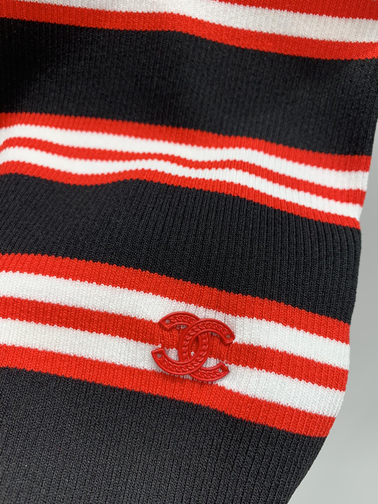 Neue Strickweste mit U-Ausschnitt