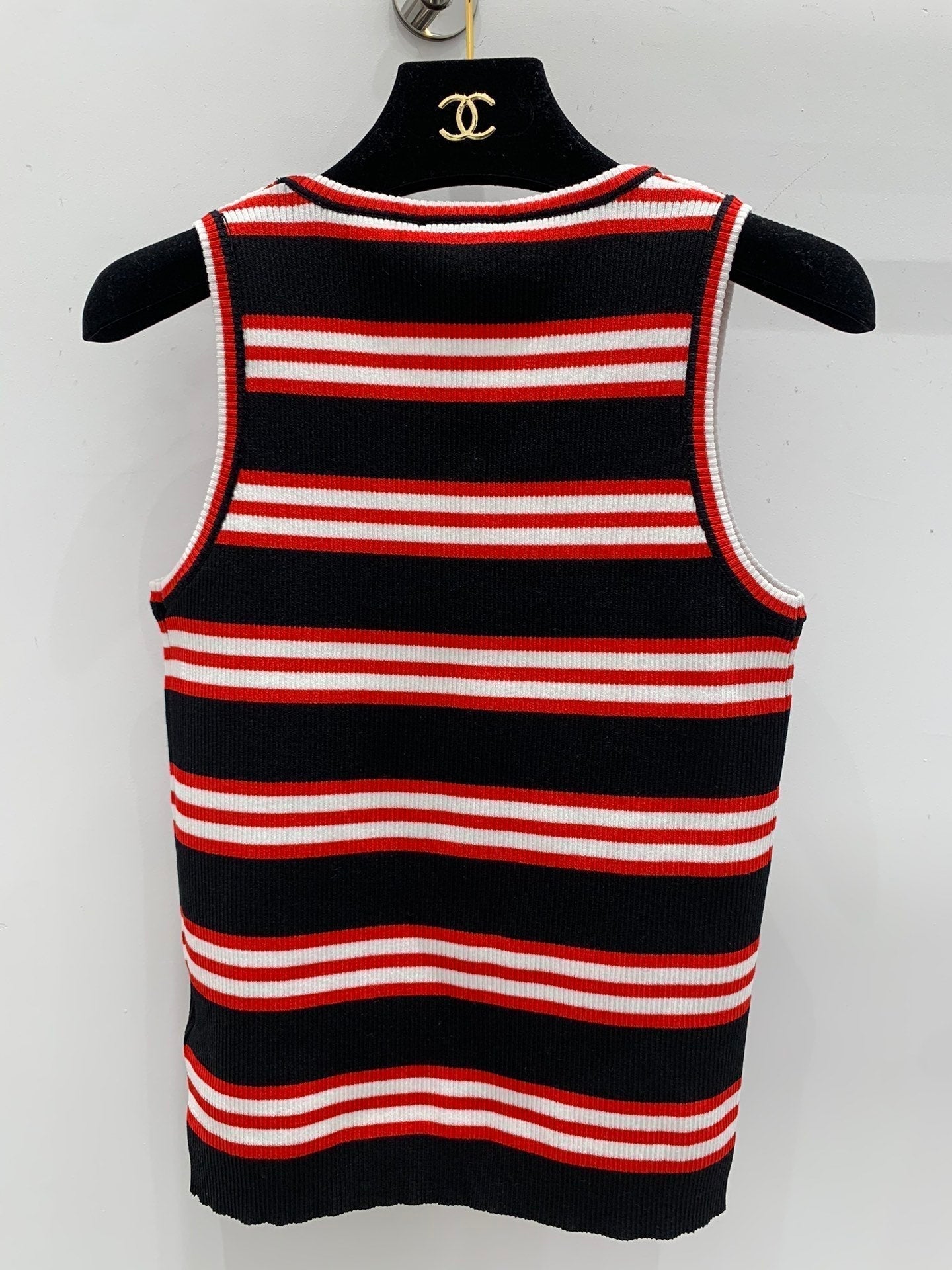 Neue Strickweste mit U-Ausschnitt