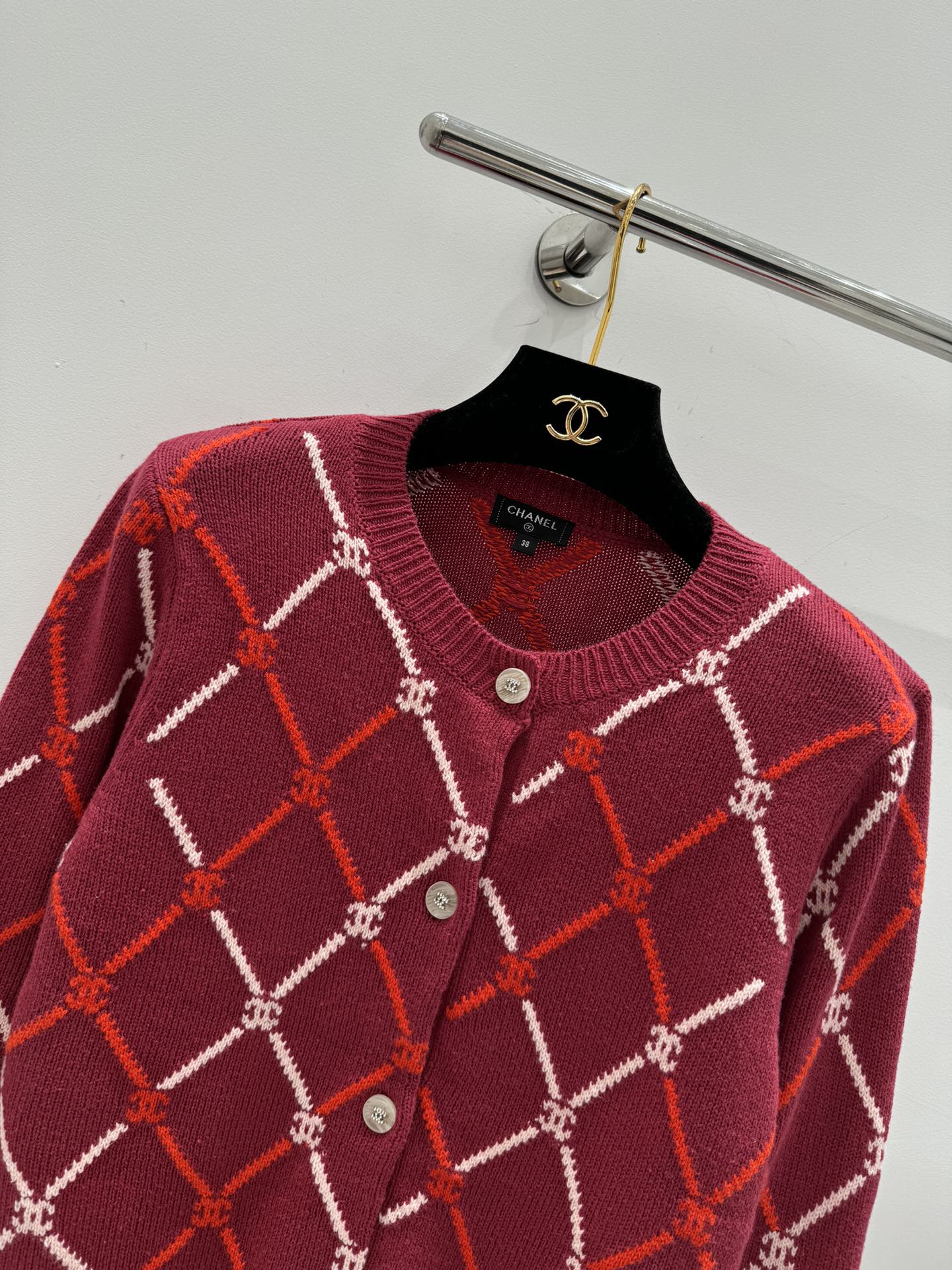 Neue gestrickte Rundhals-Strickjacke