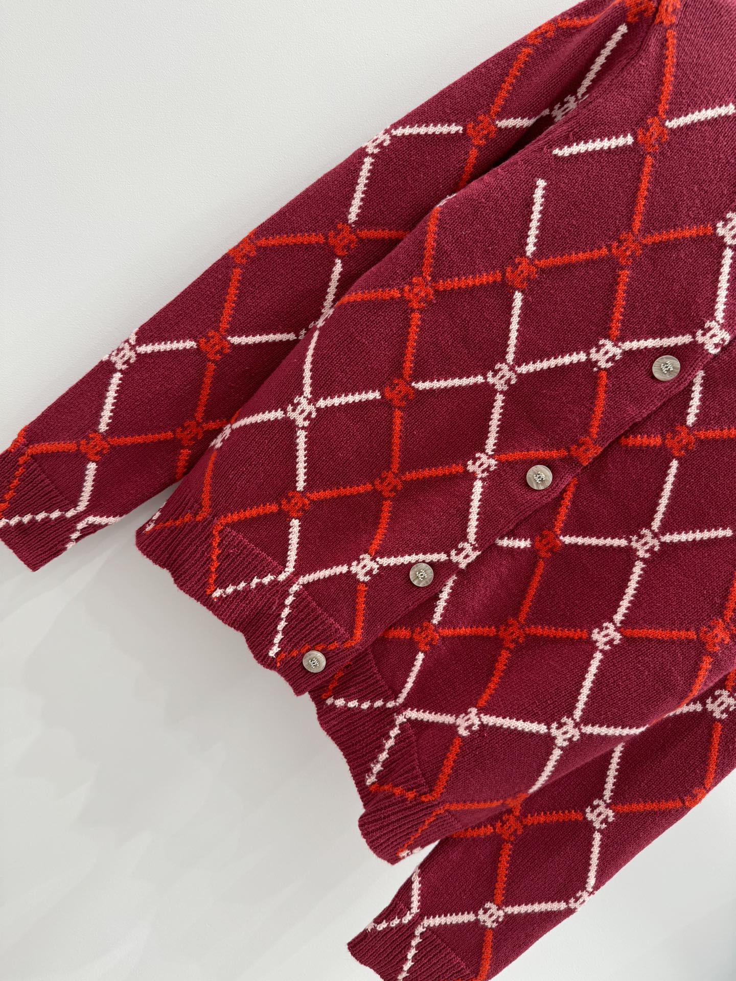 Neue gestrickte Rundhals-Strickjacke