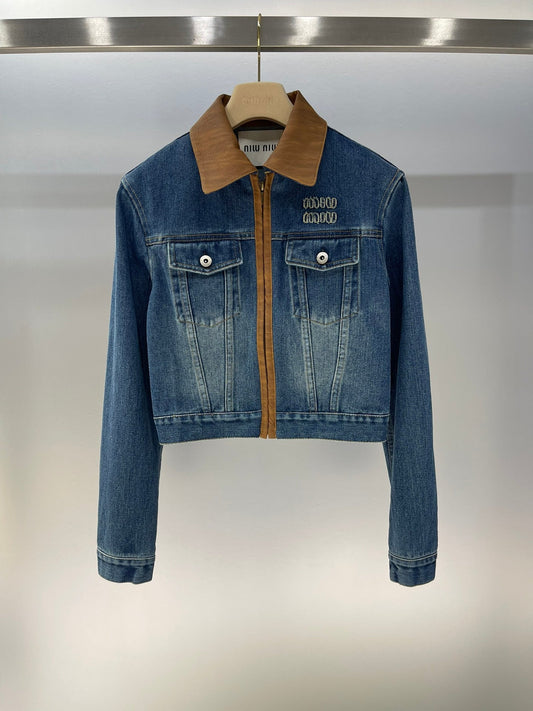 Jeansjacke mit langen Ärmeln und kurzem Reißverschluss und Revers aus Leder