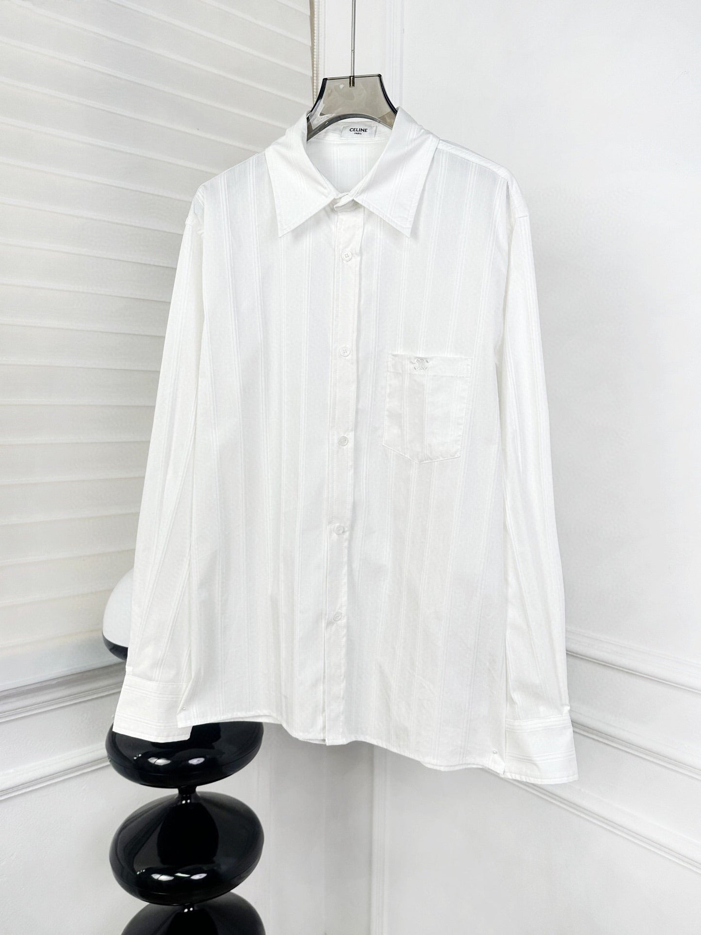Chemise en coton et lin avec broderie sur la poitrine
