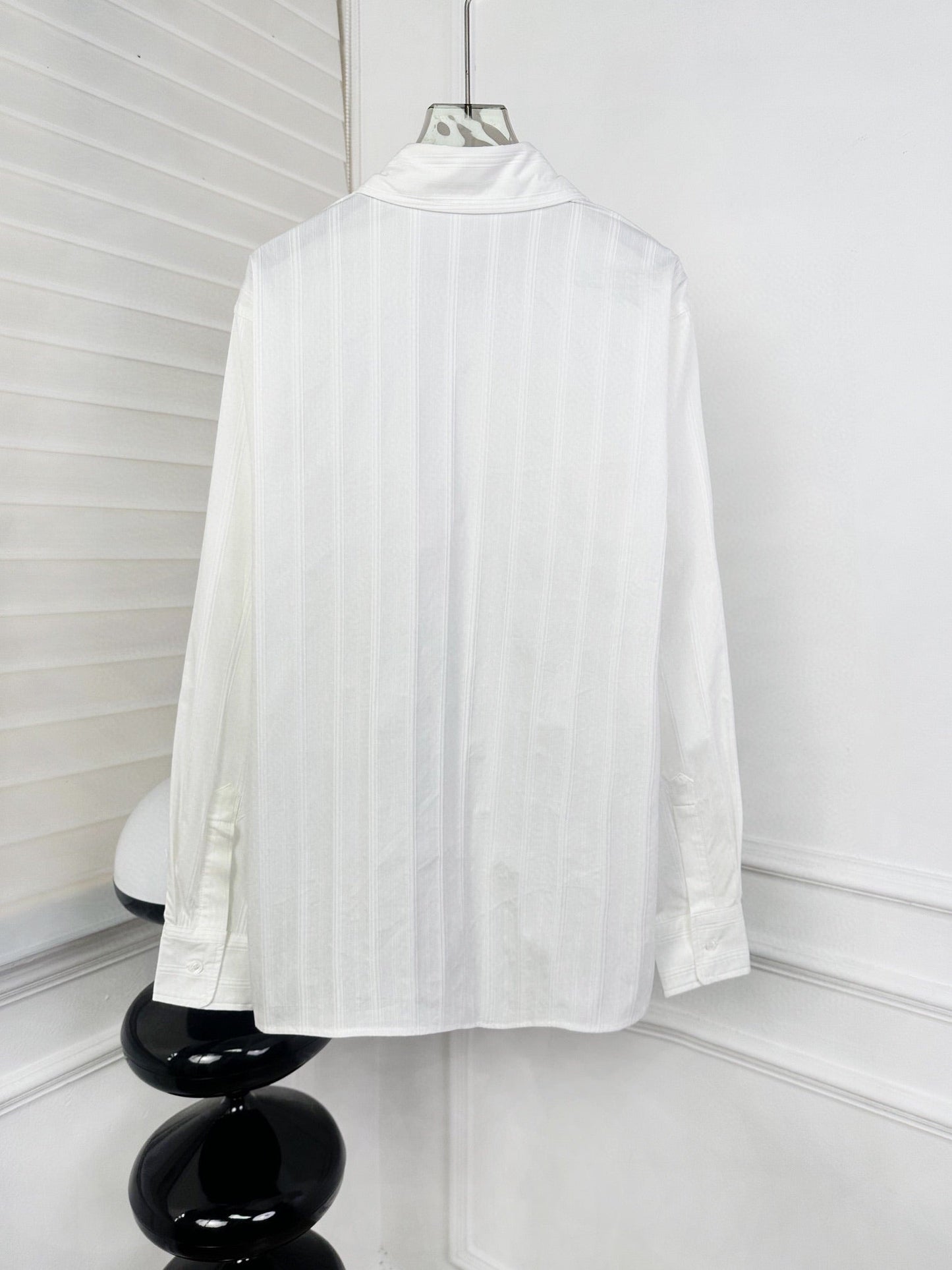 Chemise en coton et lin avec broderie sur la poitrine