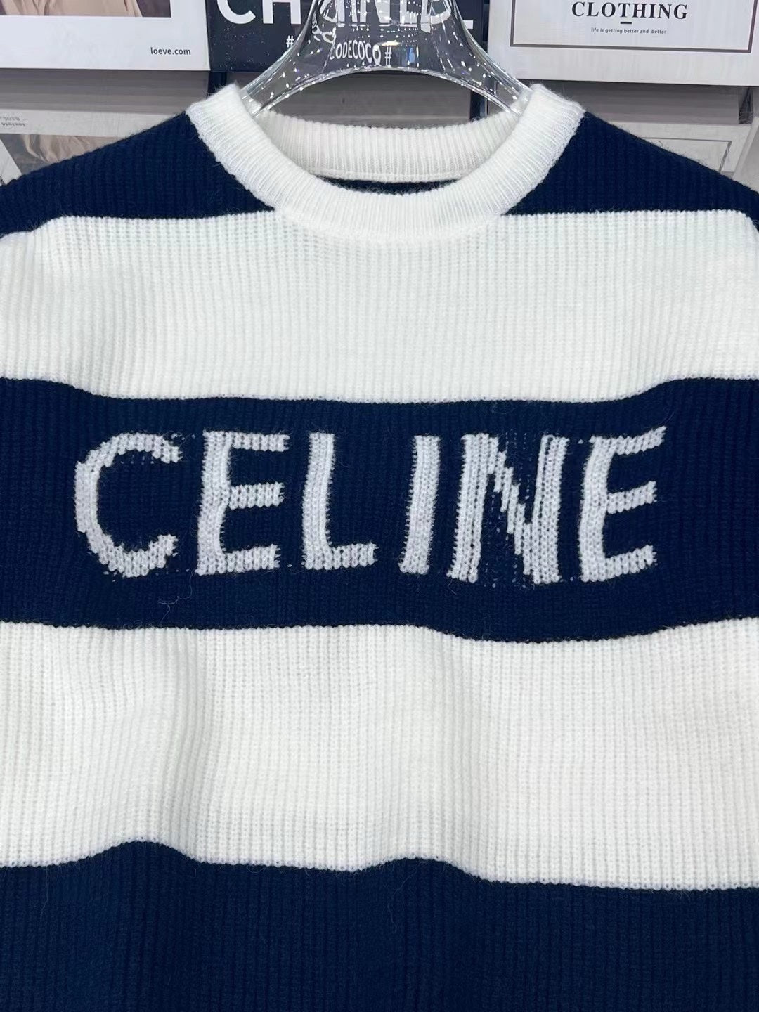 Gestrickter Pullover mit Streifen