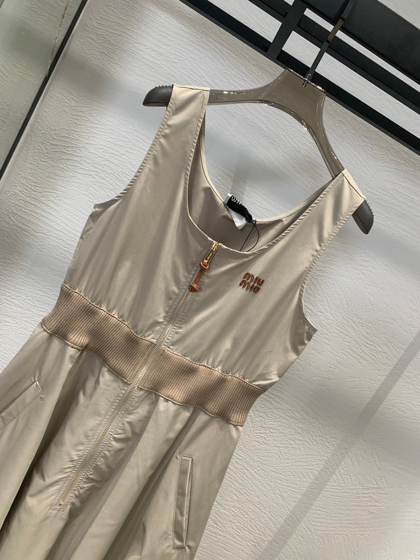 Robe sans manches à ourlet parapluie cintrée