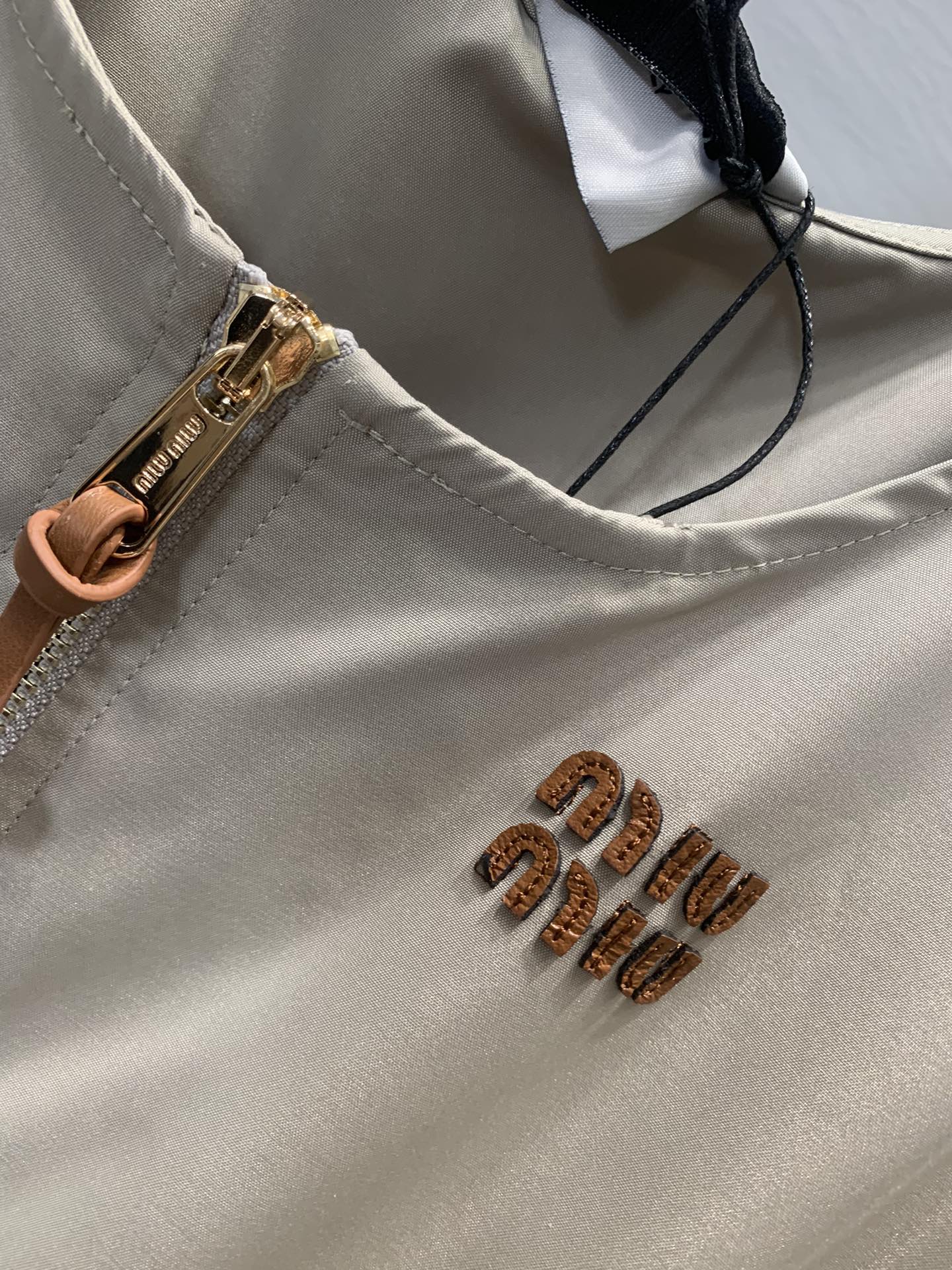 Robe sans manches à ourlet parapluie cintrée