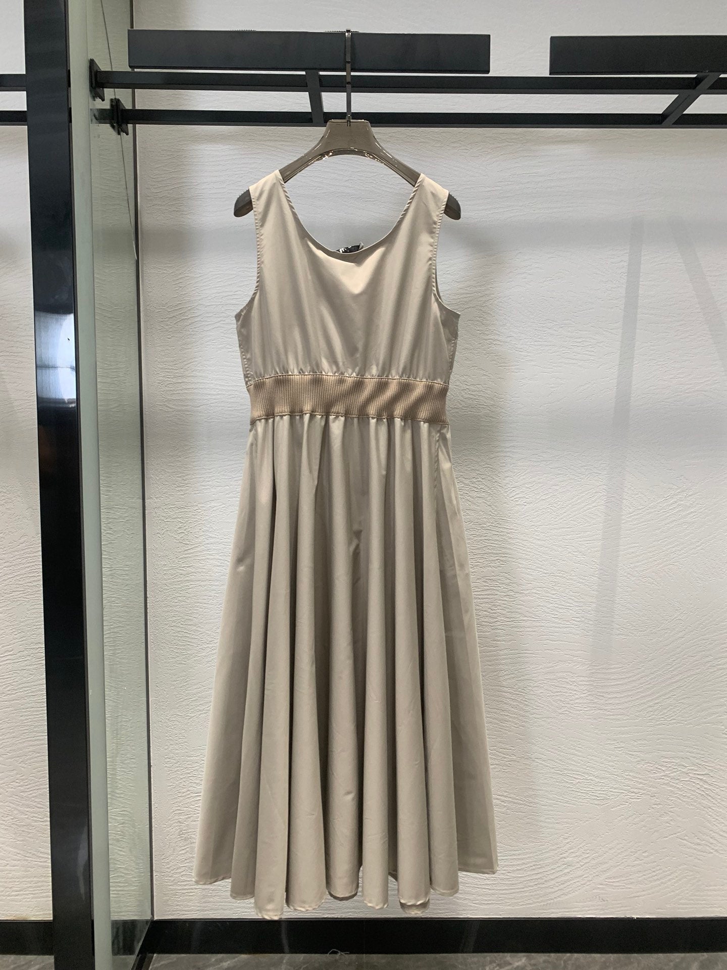 Robe sans manches à ourlet parapluie cintrée