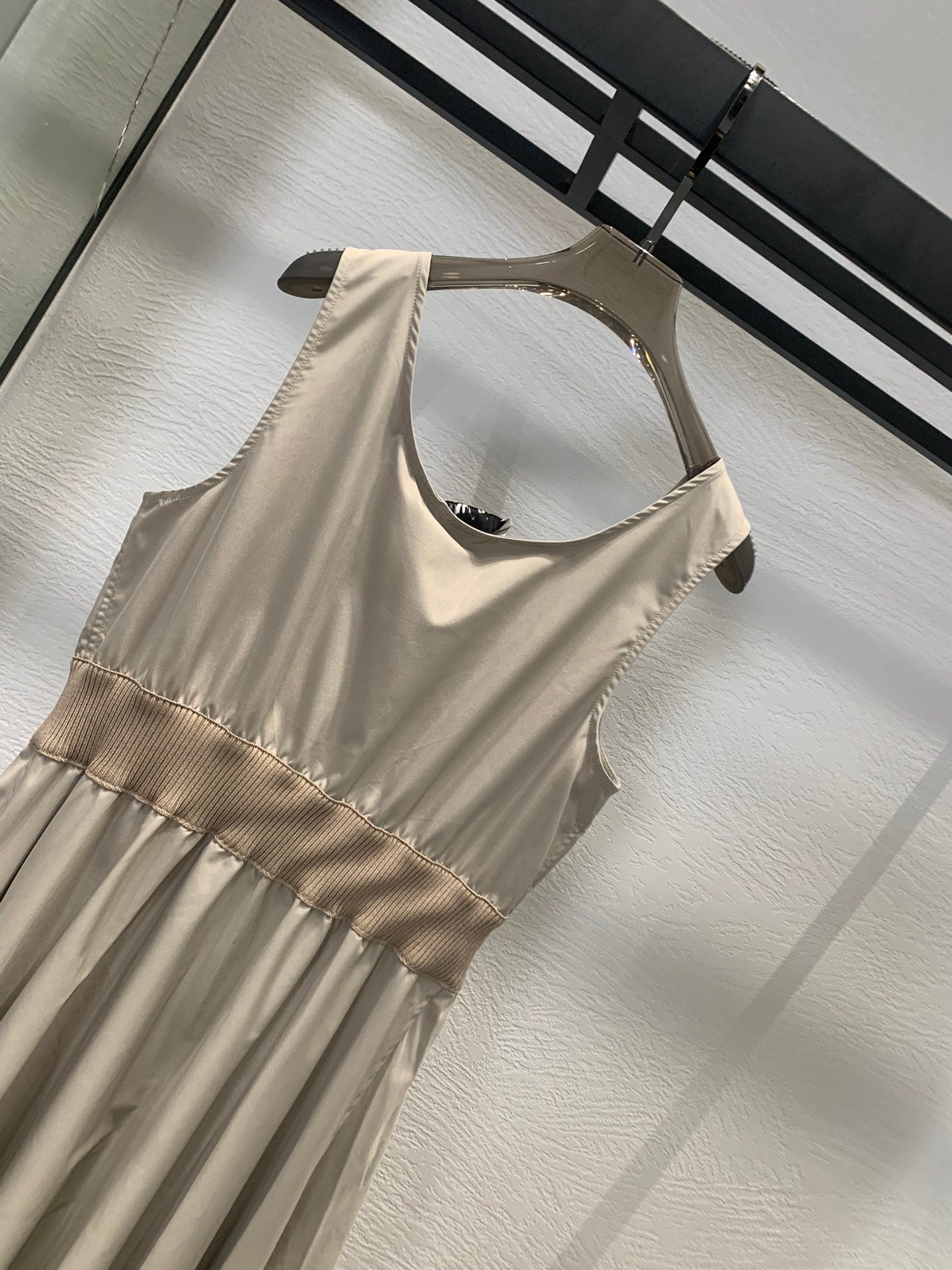 Robe sans manches à ourlet parapluie cintrée