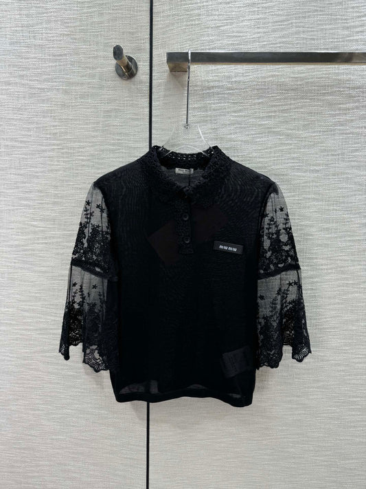 Polokragen mit Spitzenspleiß und kurzen Ärmeln